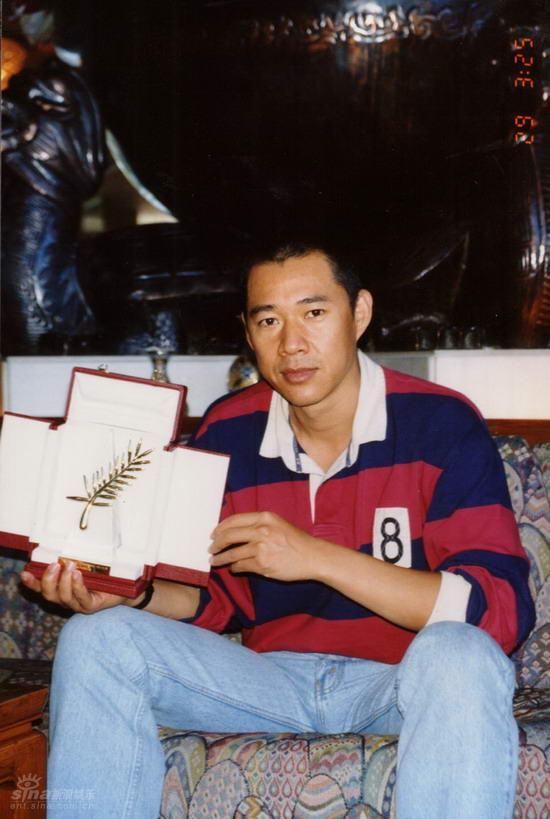 张丰毅和前妻吕丽萍离婚后,他的儿子张博宇随母姓,并跟随吕丽萍生活.