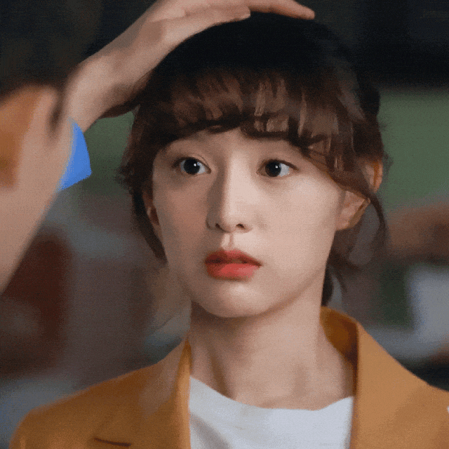上一秒还是冷静飒爽的女军医,下一秒就能变成可爱呆萌的撒娇女.