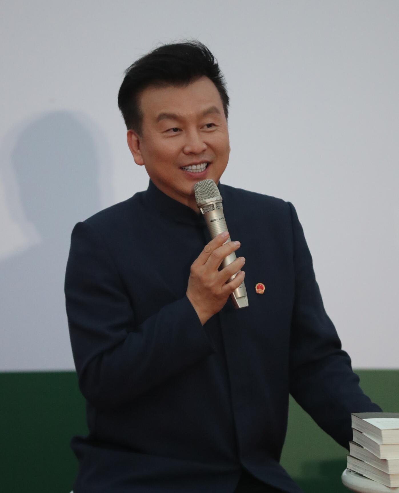 回顾张泽群:母亲去世,妻儿远在美国没有回来,孤独一人含泪送别