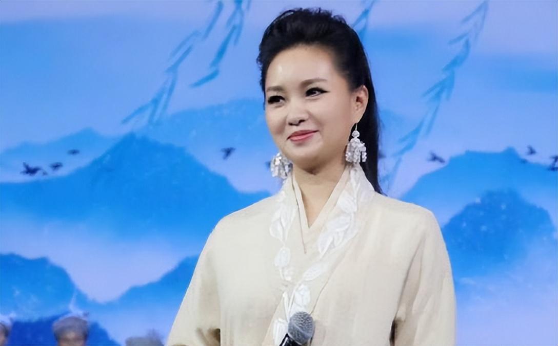回顾她是第一位博士级歌唱家12次荣登春晚丈夫也是博士