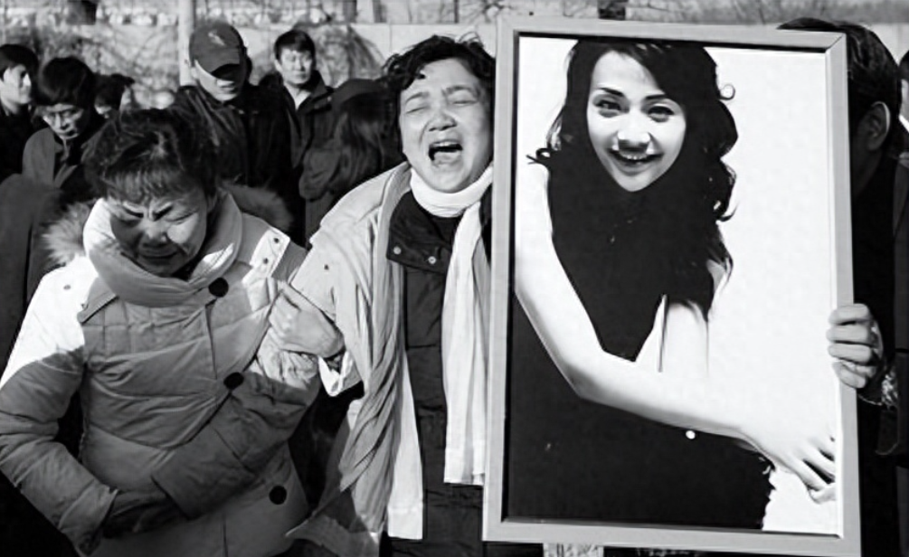 回顾潘星谊29岁意外离世那个在她葬礼上微笑的父亲近况如何