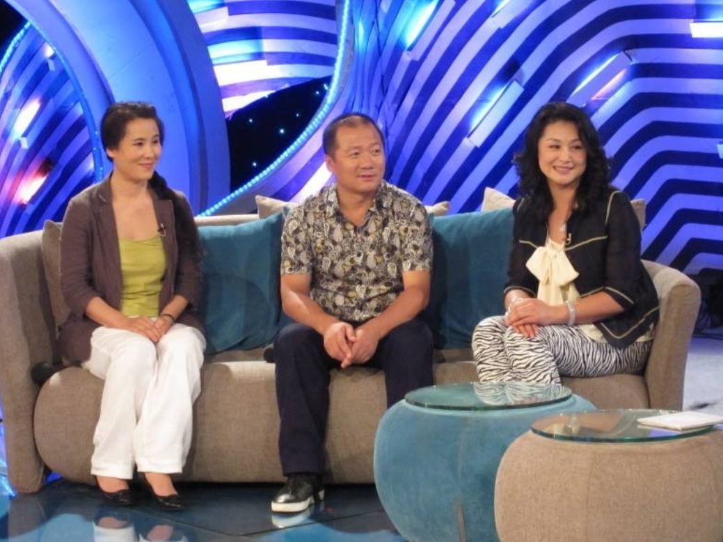 回顾演员唐鉴军:走红后拒绝抛弃不孕妻子,今一家四口其乐融融