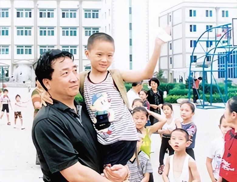 回顾姜昆二十四年前不顾妻子反对收养6岁孤儿今养子成骄傲