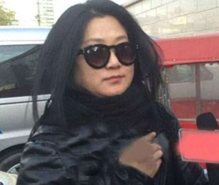 早年的张铁林并没有现在的油腻感,看起来非常干净清爽,是妥妥的小鲜肉