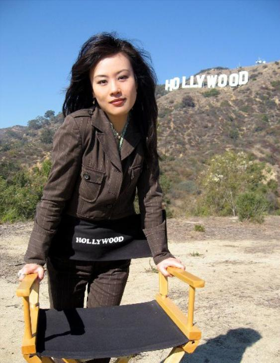 有一次小女儿做了一个刺青兴致冲冲告诉父亲,却得到父亲的指责.