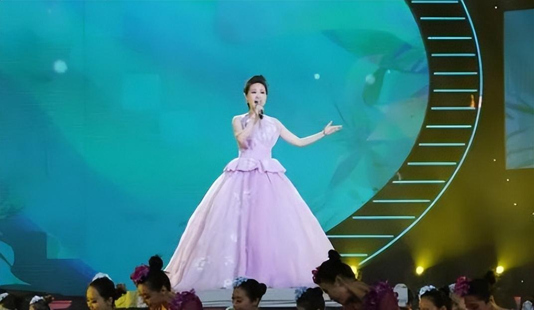 回顾她是第一位博士级歌唱家12次荣登春晚丈夫也是博士