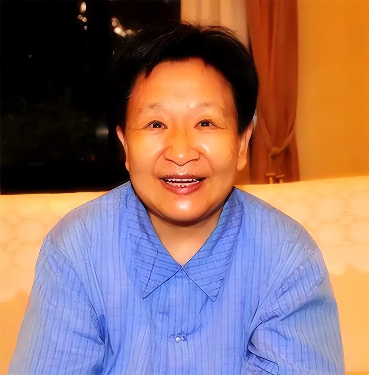 1989年古月受邀参加国宴上将杨白冰打了个招呼吓得他连忙站起