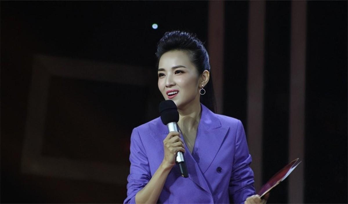 回顾山东媳妇管彤26岁进央视42岁做妈妈51岁被丈夫宠成宝