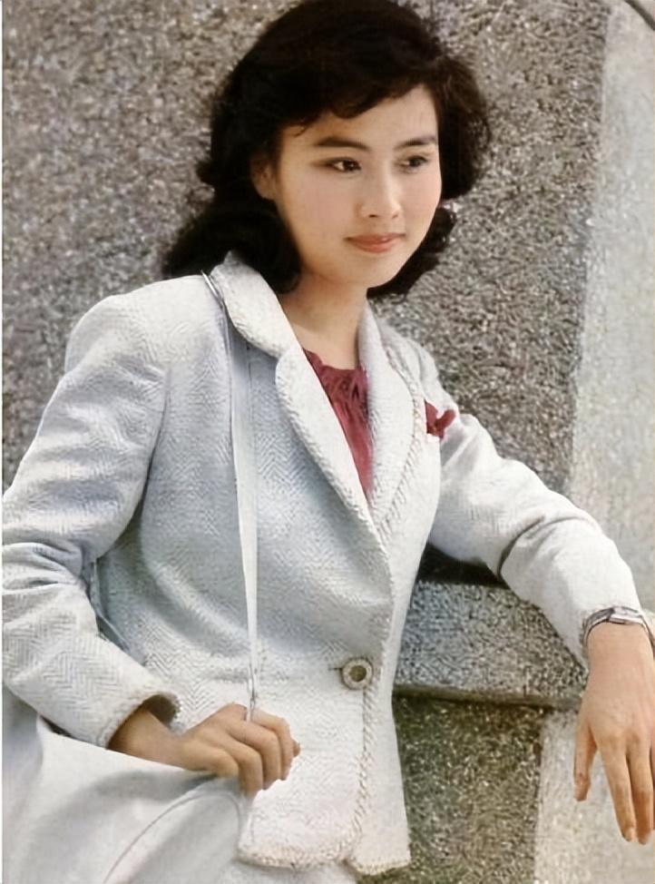 回顾女星赵娜离婚34年曾靠卖酒为生为何她被男人抛弃后成富婆