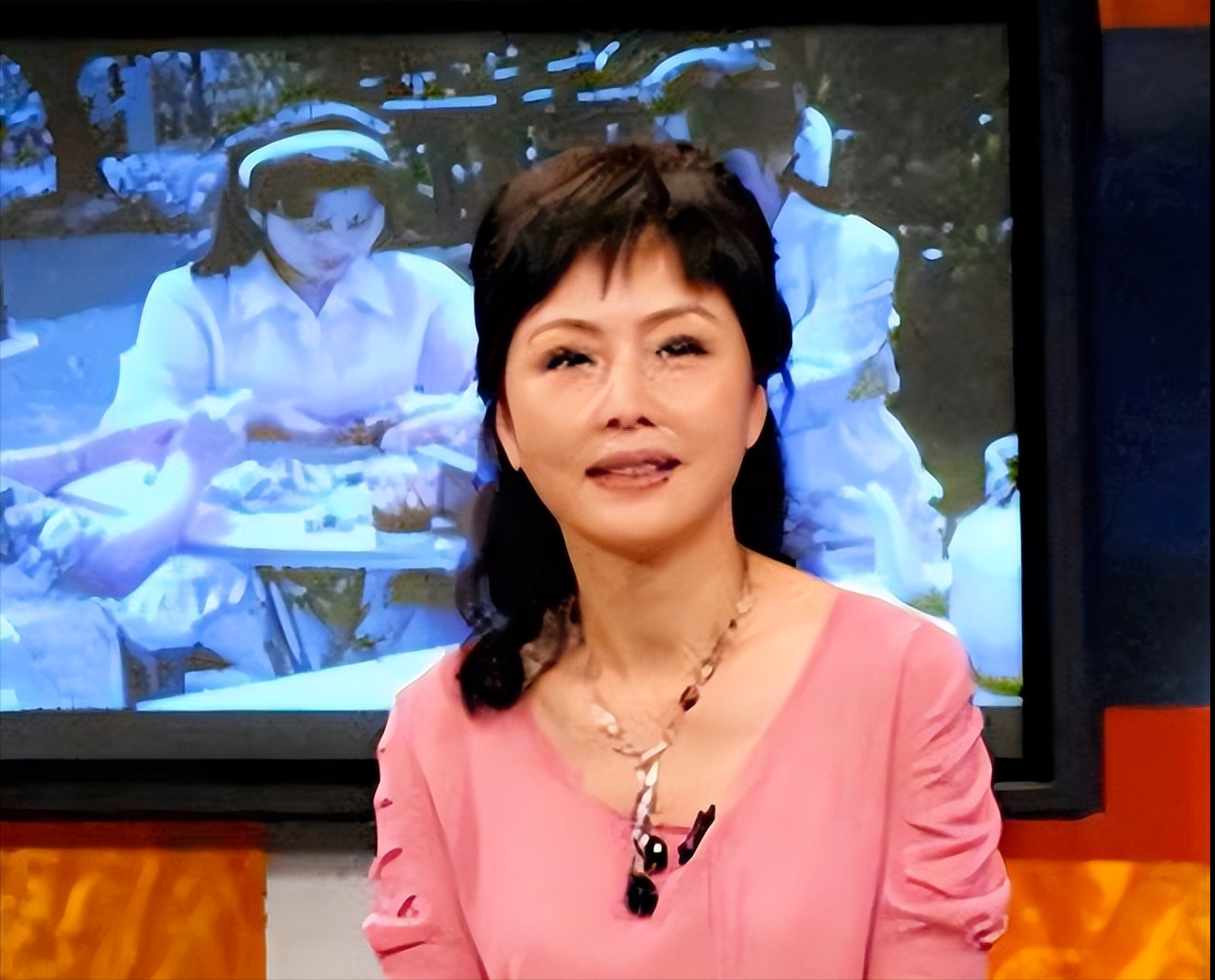 回顾女星赵娜离婚34年曾靠卖酒为生为何她被男人抛弃后成富婆