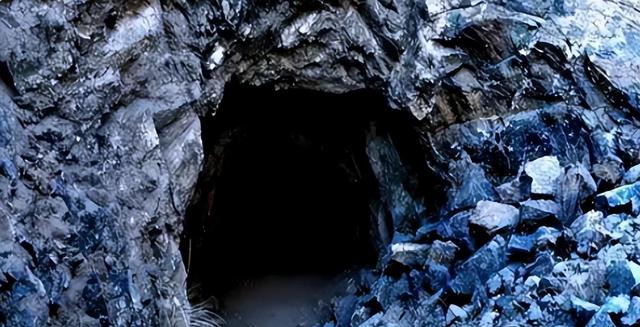 我上山采药时迷路,无意间进入一个山洞,却发现大量玉石和骨骸