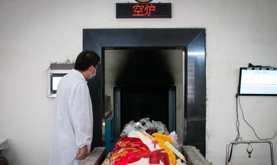 回顾:高温下殡仪馆火化工,除了清洗尸体铲骨灰,还要看尽人间百态