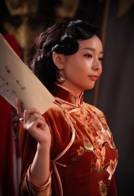 成为《生死血符》中,落魄青楼却有气节有倔强和执着力量的"香菊".