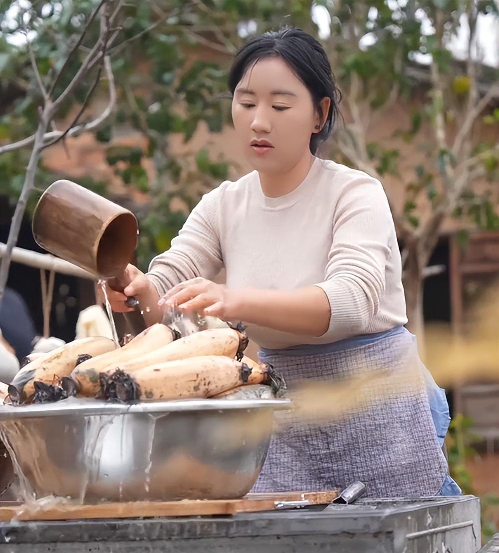 回顾福建单亲妈妈负债80万回老家模仿李子柒爆火成千万网红