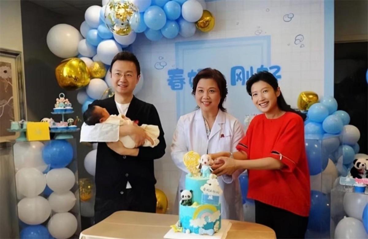 回顾春妮坚持丁克17年二婚嫁给刚强如今一家三口幸福甜蜜