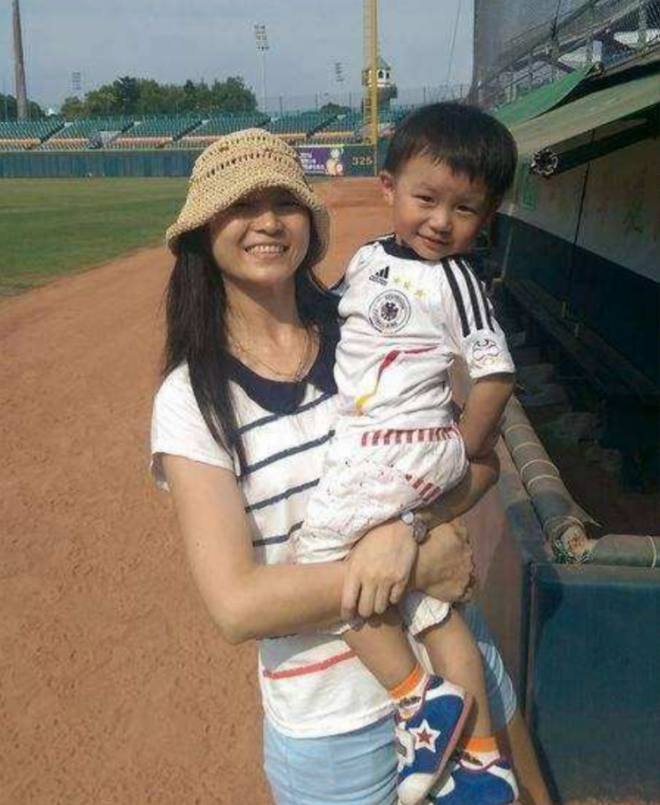 回顾王小利和发妻温美玲离婚再婚娶了小11岁李琳今成人生赢家