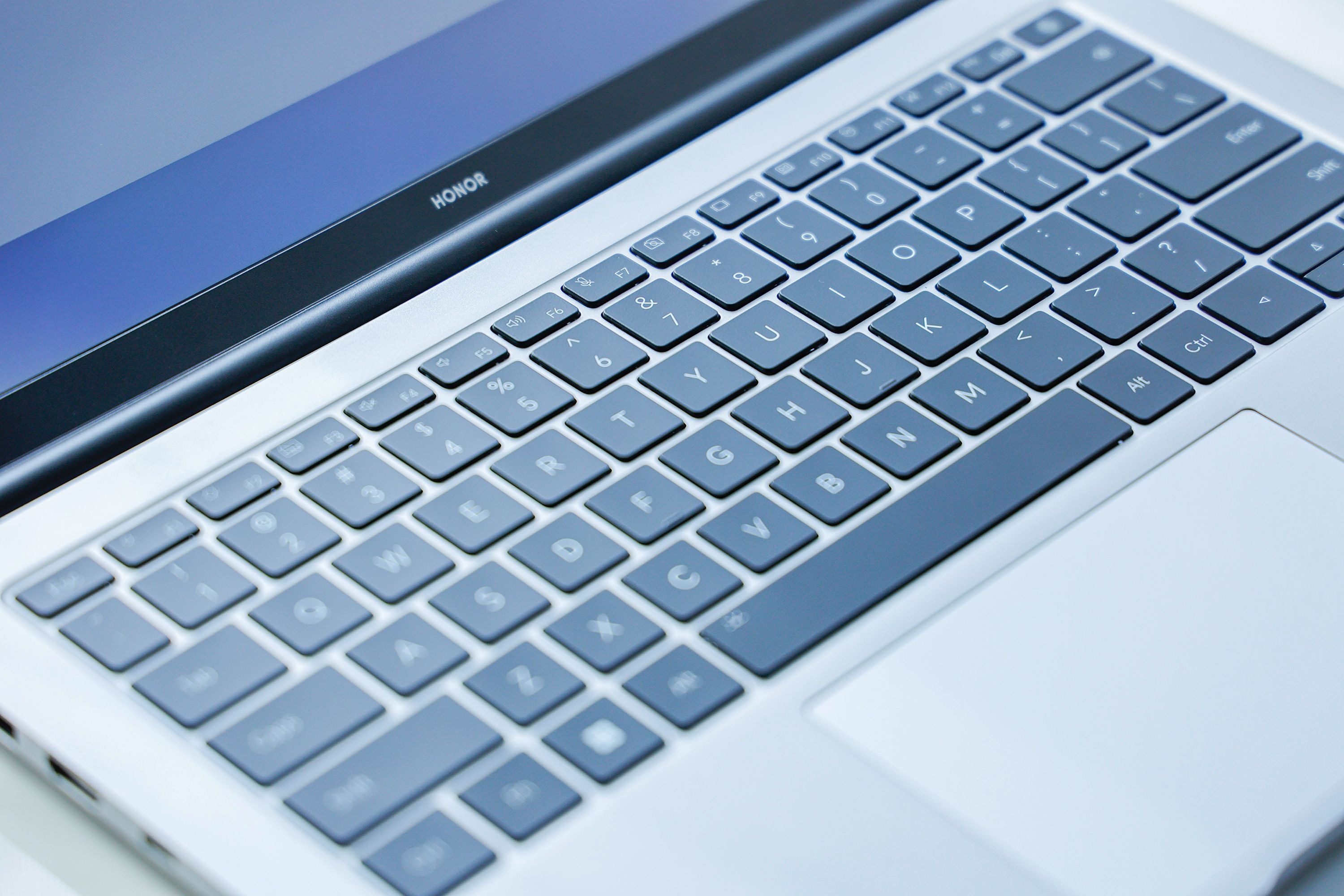 荣耀笔记本x14plus是一款轻薄便携,性能卓越的笔记本电脑