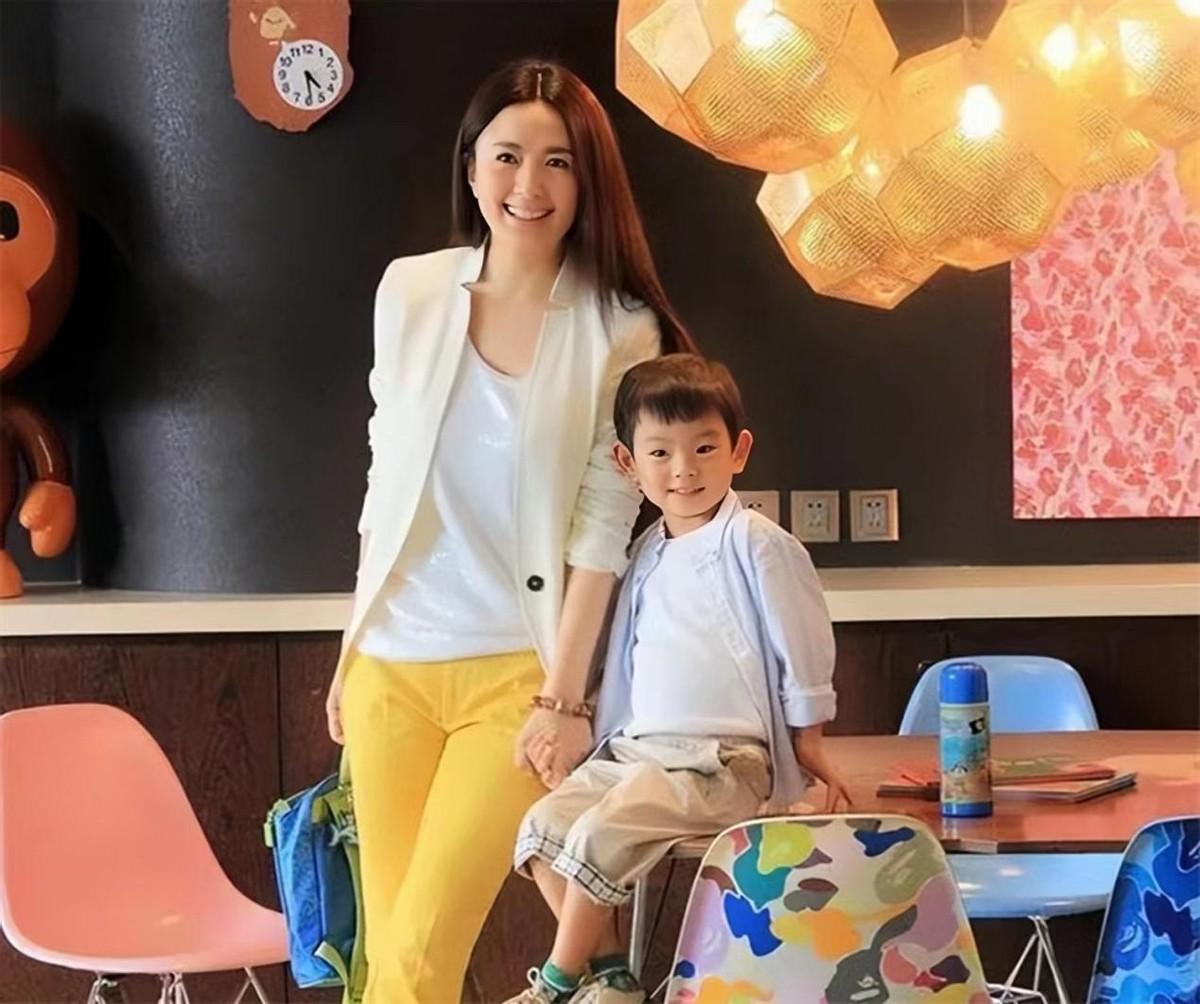 回顾演员杨童舒:低调嫁圈外老公,恩爱13年生一子,被婆家宠成公主