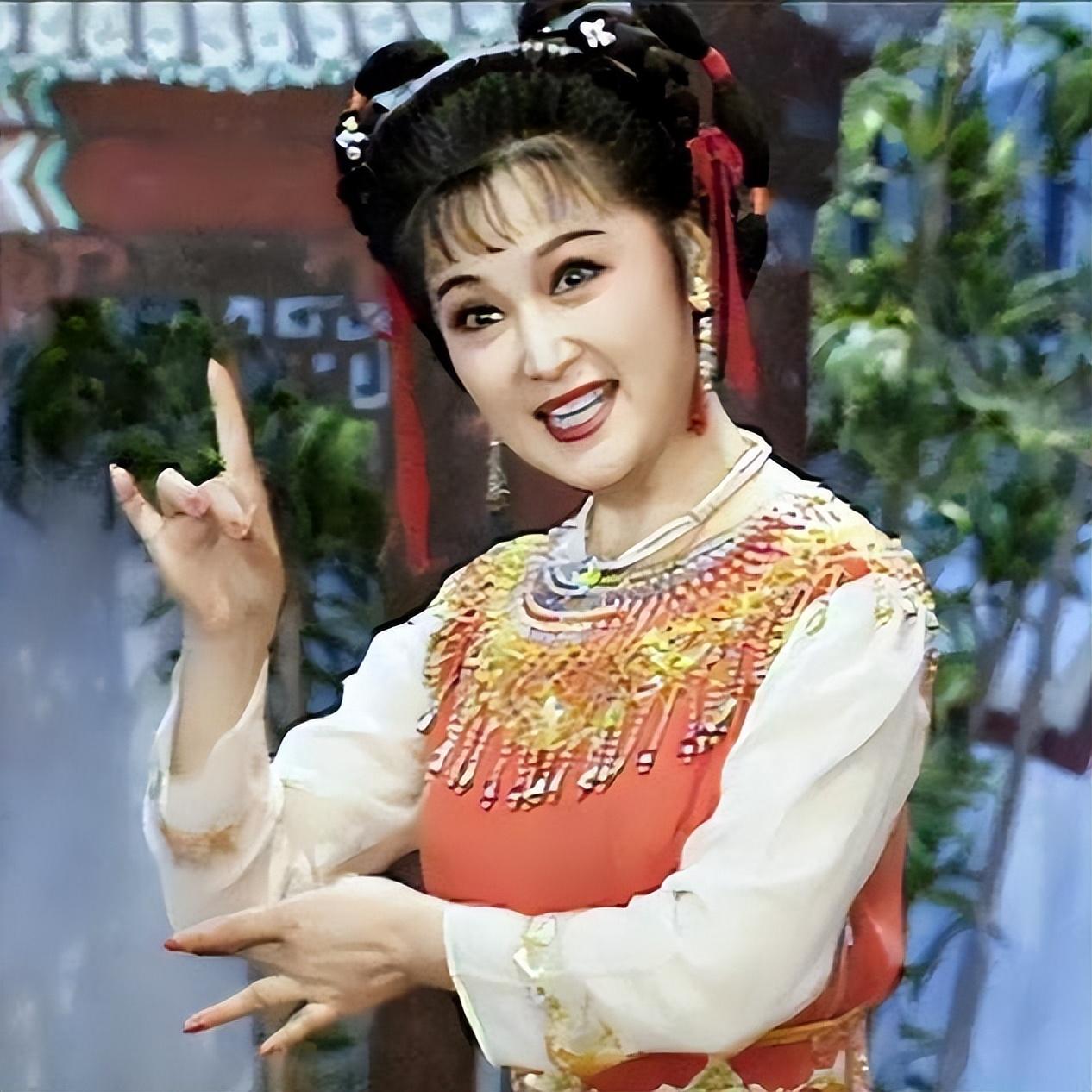 下吴亚玲,因为她拿到了台里所有的资源,成为当时安徽最红的黄梅戏演员