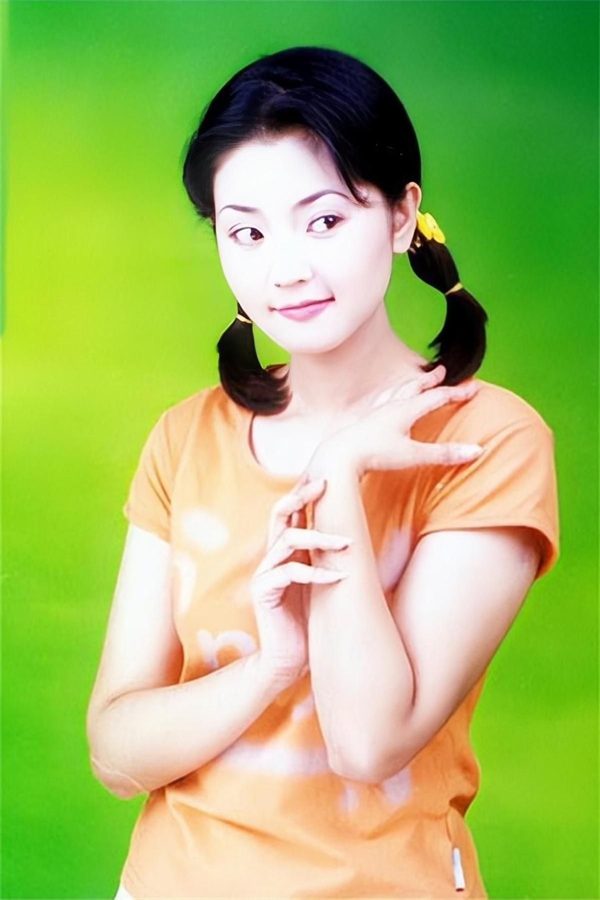 回顾方琼嫁大8岁副台长为闪婚大丈夫生儿子活成人生赢家