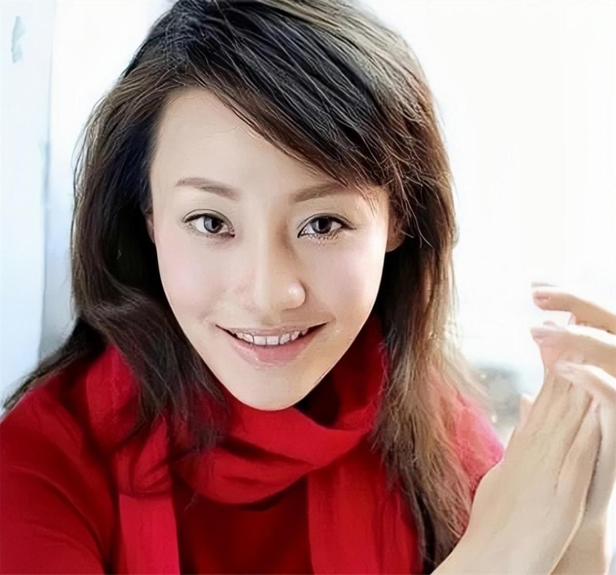 回顾潘星谊29岁意外离世那个在她葬礼上微笑的父亲近况如何