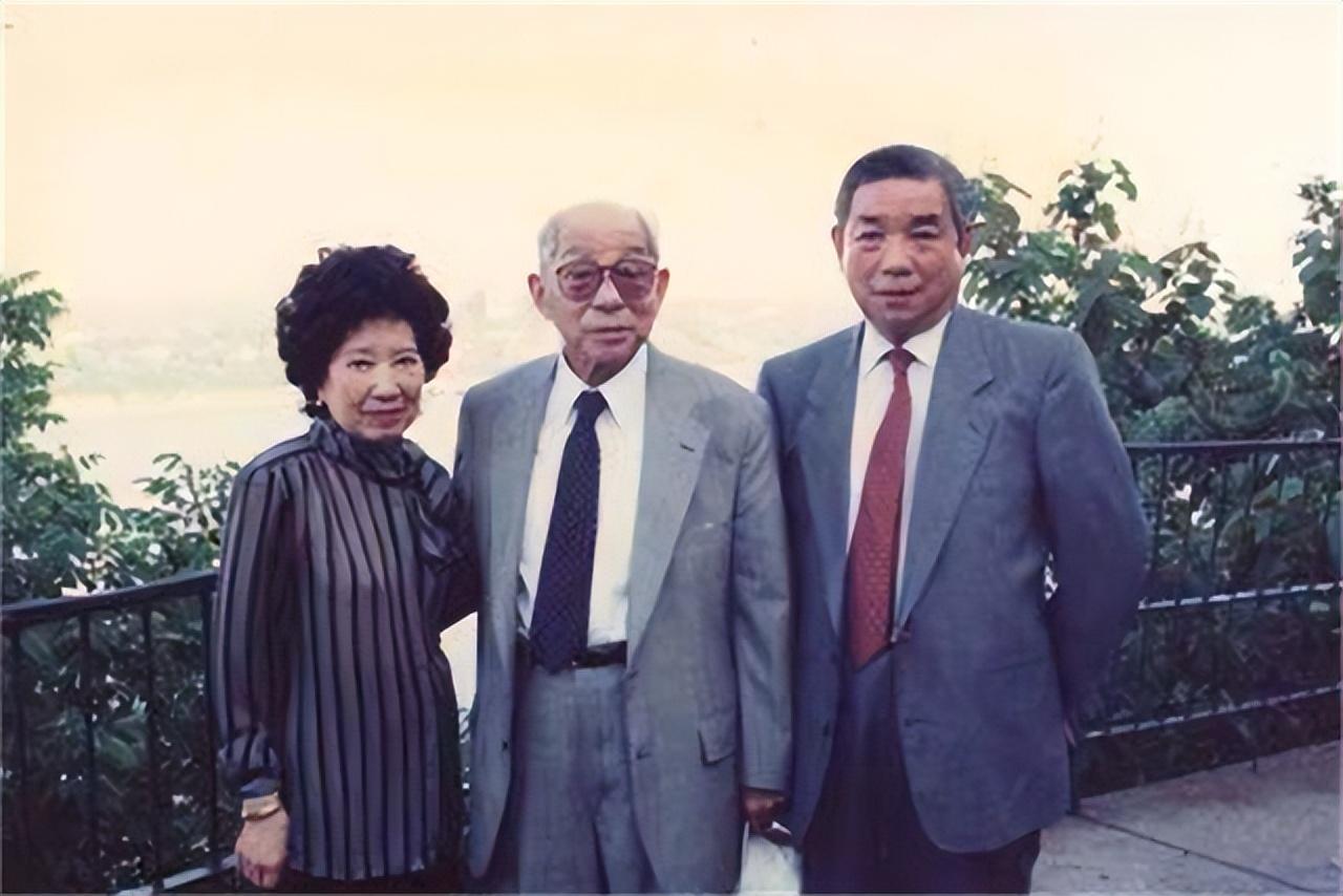 张学良晚年重获自由他立即飞往美国看望蒋士云一共住了三个月