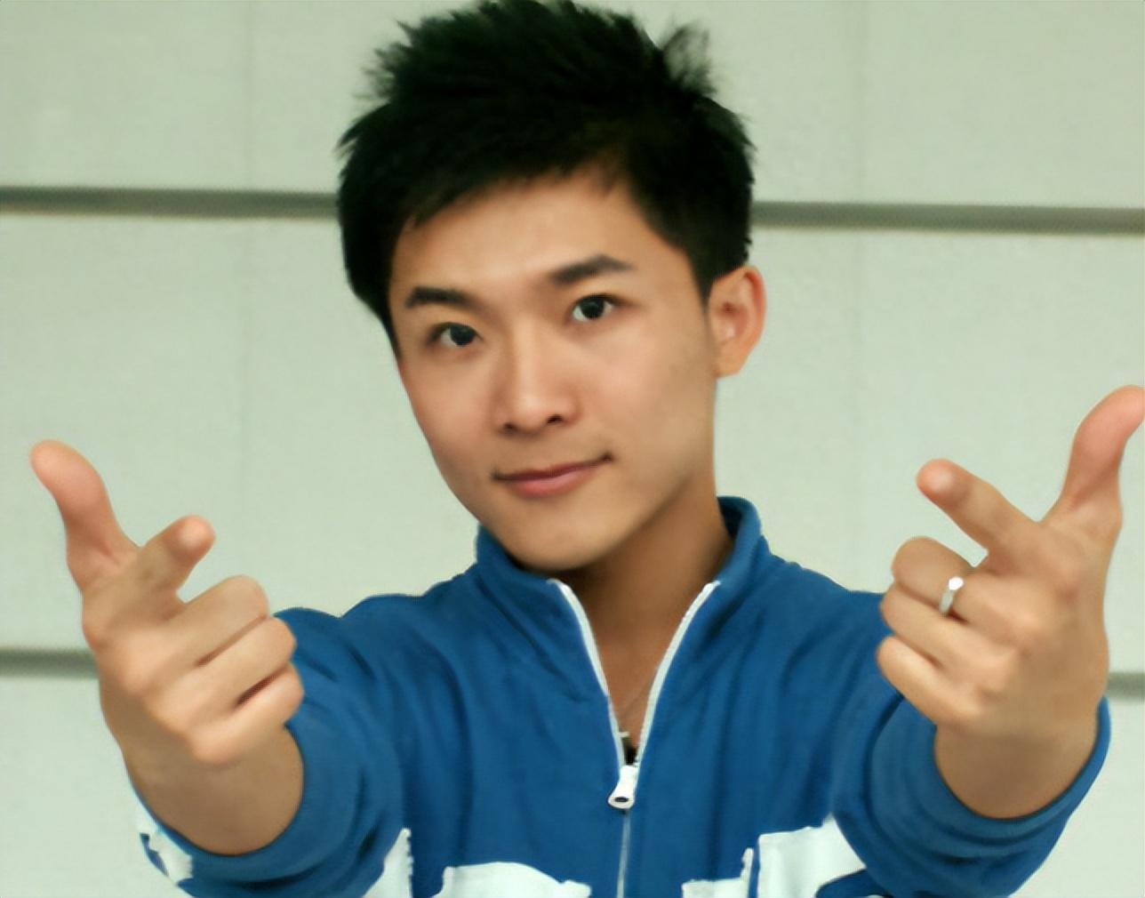 回顾边策:央视帅哥主持,32岁前途无量,谁料和母亲通话后从8楼跳下