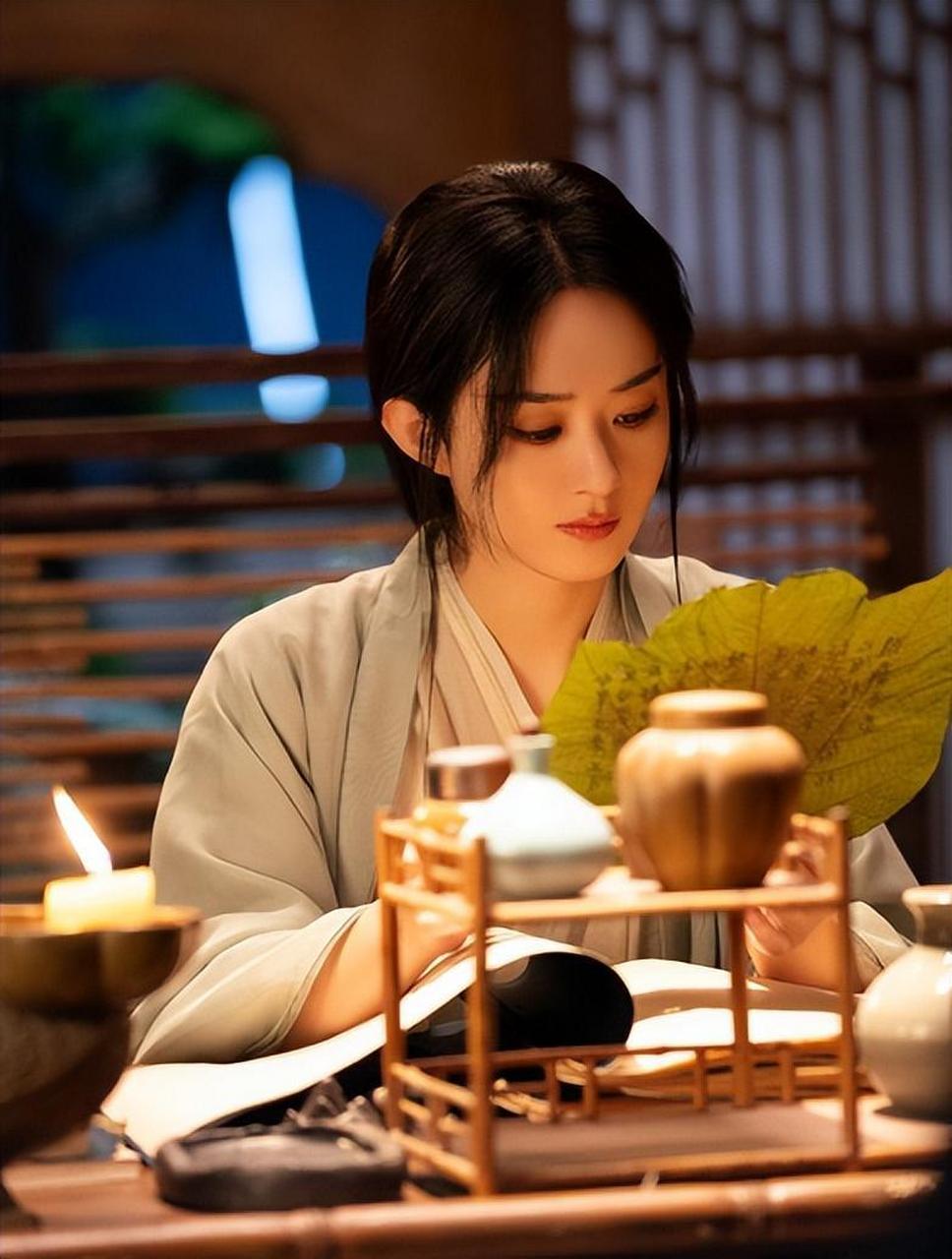事件的导火索源自赵丽颖为新剧《与凤行》宣传时,微博动态中频频