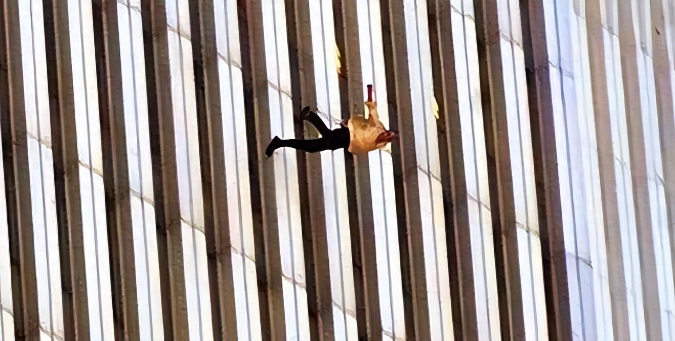 纪实911事件解禁照:人们挂在高空绝望求生,跳楼男子让人震撼