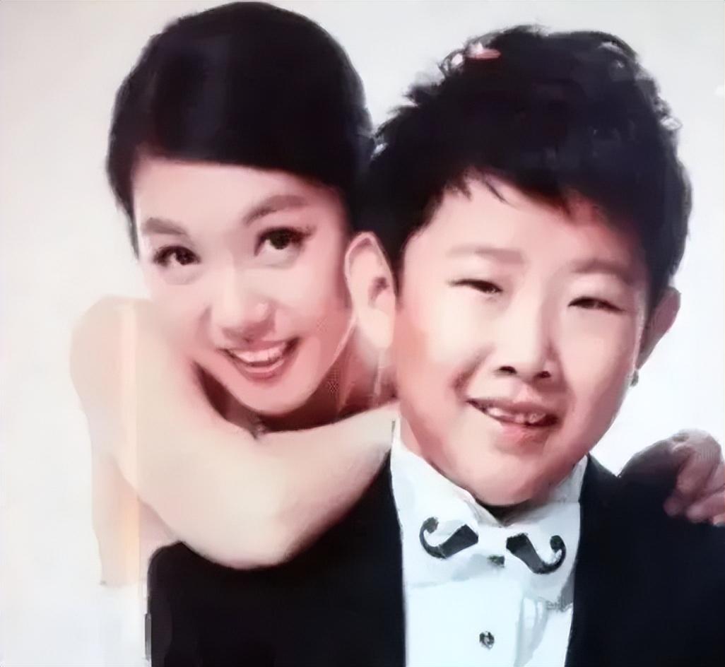 回顾侯祥9岁停止发育出道只能演小孩和妻子同框被嘲像母子