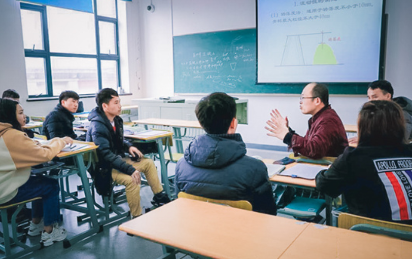 到了新生报到的时候,父亲带着张鹏找到了武汉大学老师陈东,陈东接过