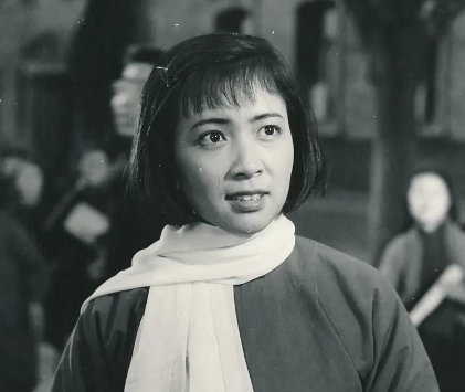 回顾艺术家谢芳主动追求张目与他恩爱一生曾三代同堂美满幸福