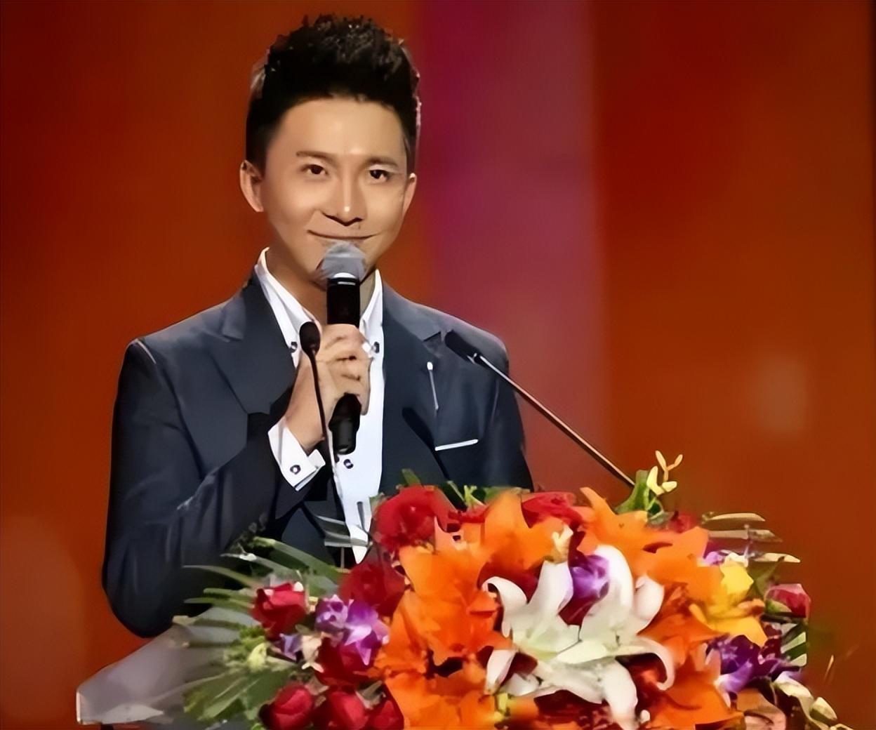 回顾边策:央视帅哥主持,32岁前途无量,谁料和母亲通话后从8楼跳下