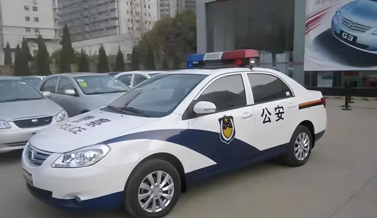 回顾警察出警的时为何要拉起警笛不打草惊蛇吗到底有什么含义