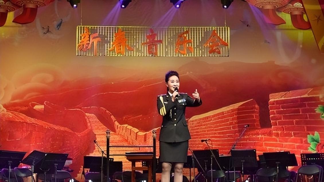 回顾她是第一位博士级歌唱家12次荣登春晚丈夫也是博士