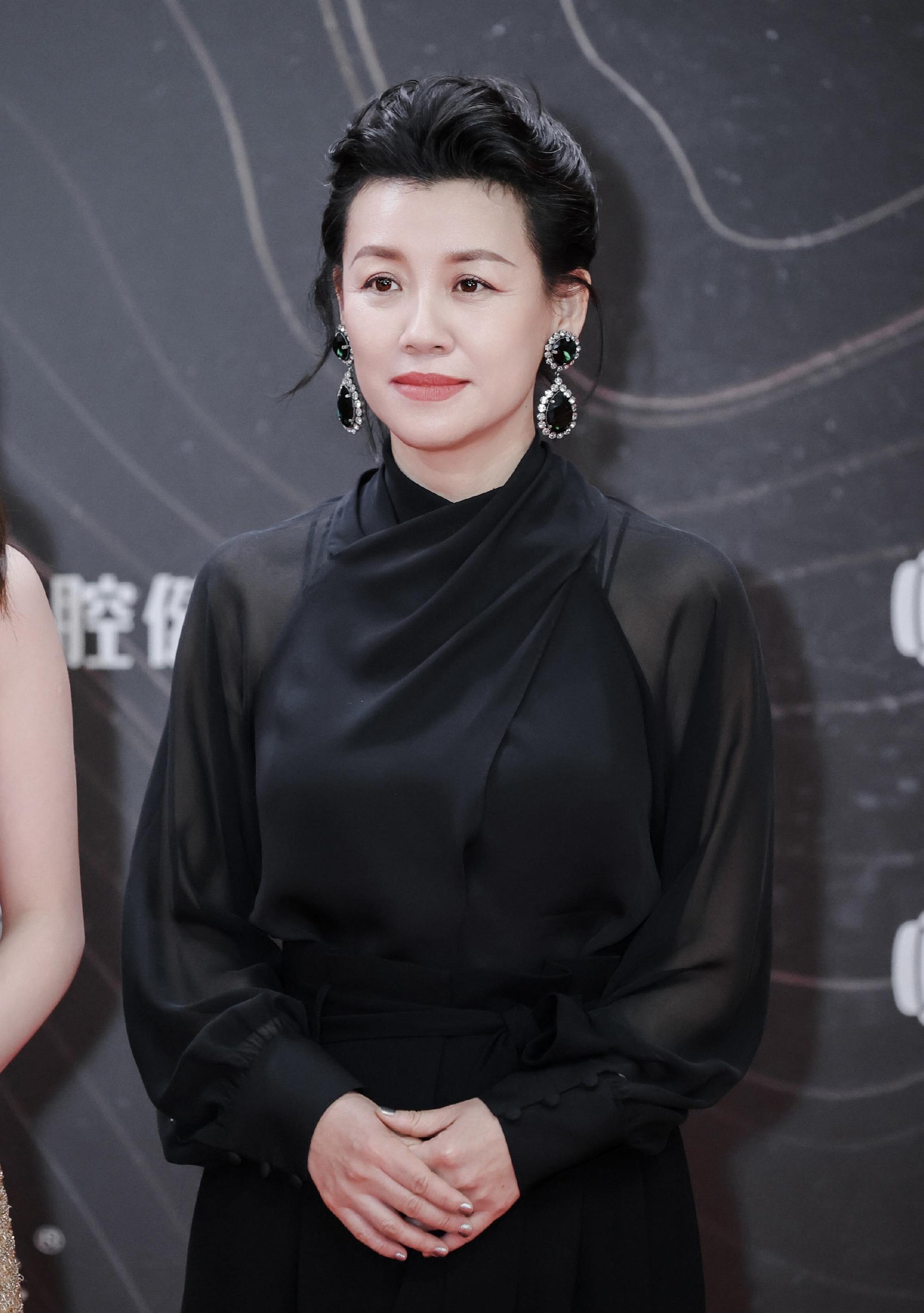 当49岁刘琳和72岁宋春丽站一起,我才明白,啥叫自然老去更有韵味