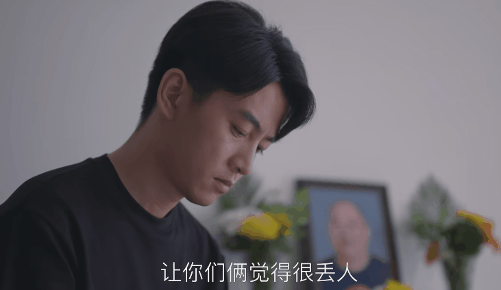 而朱劲草手里握着自己老父亲的病例,表情看着还有点不耐烦的感觉.