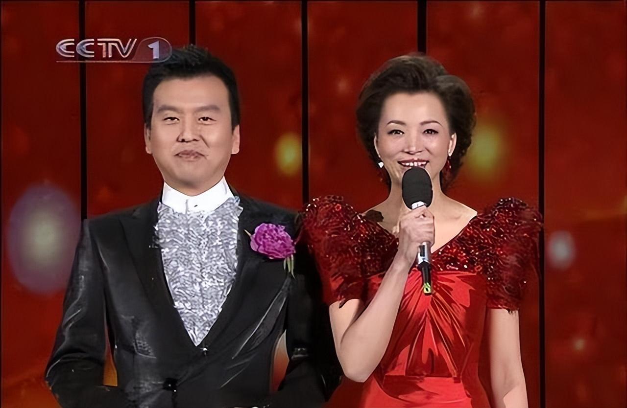 回顾张泽群母亲去世妻儿远在美国没有回来孤独一人含泪送别