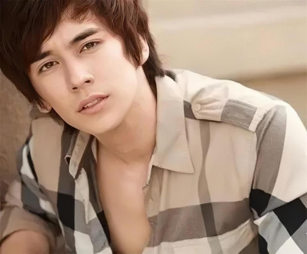 回顾张伦硕娶大12岁的钟丽缇做3个女儿的继父结婚8年恩爱如初