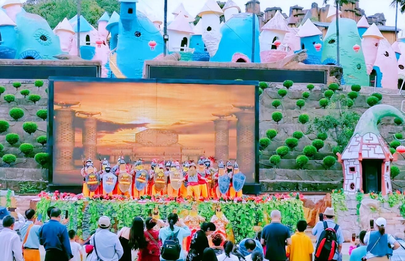 现实生活中的小人国放眼全中国,如同吴康一样的小矮人不计其数,他们
