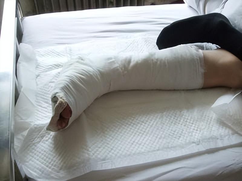 回顾52岁女巨婴三婚三离啃老24年94岁母亲为她做饭洗衣