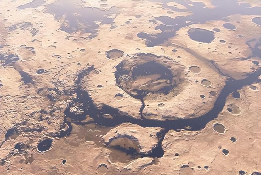 火星发现眼镜蛇好奇号传回照片蛇似乎正从火星土壤钻出