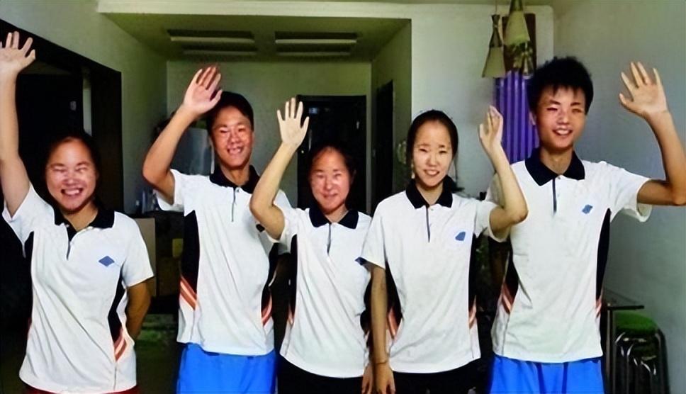 回顾中国首例5胞胎父亲劳累过世如今孩子现状如何