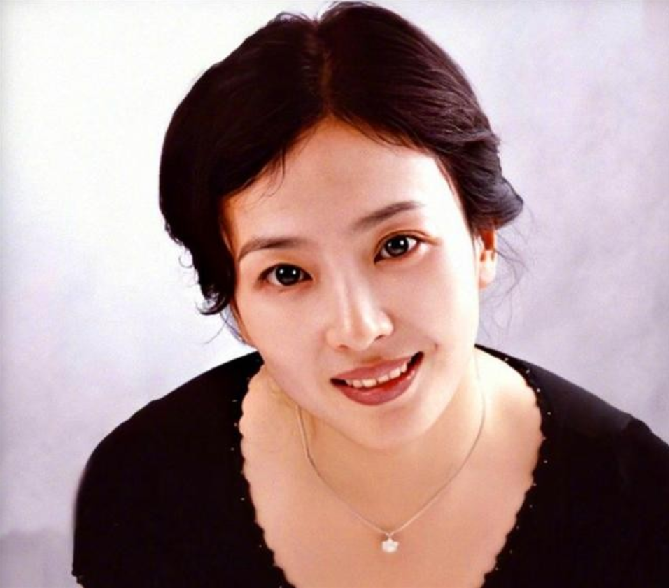 回顾刘亦菲妈妈刘晓莉两婚两离至今单身女儿是她的骄傲与依靠