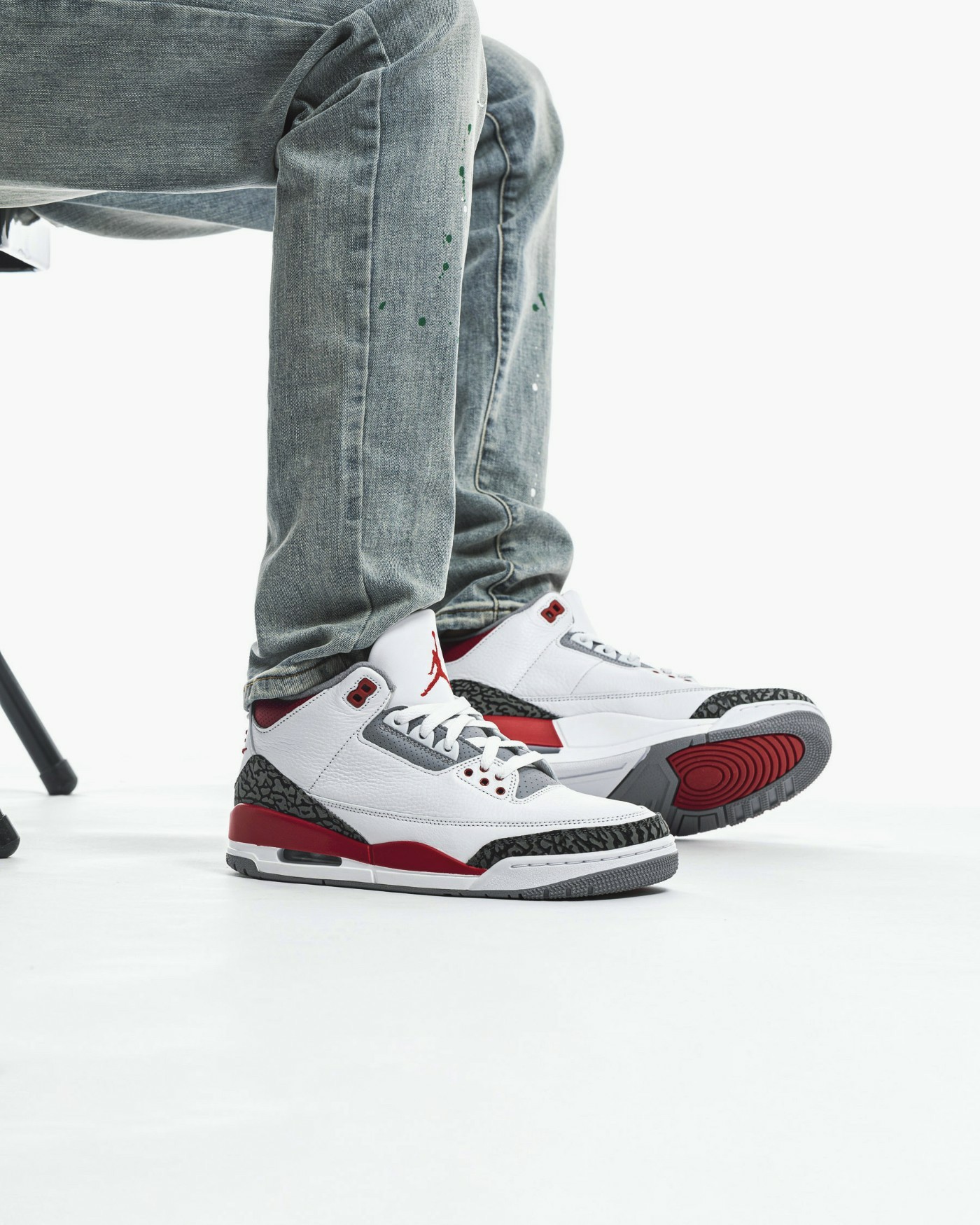 时隔 34 年,nike logo 后跟再度现身火焰红配色,元年吊牌同样没有缺席