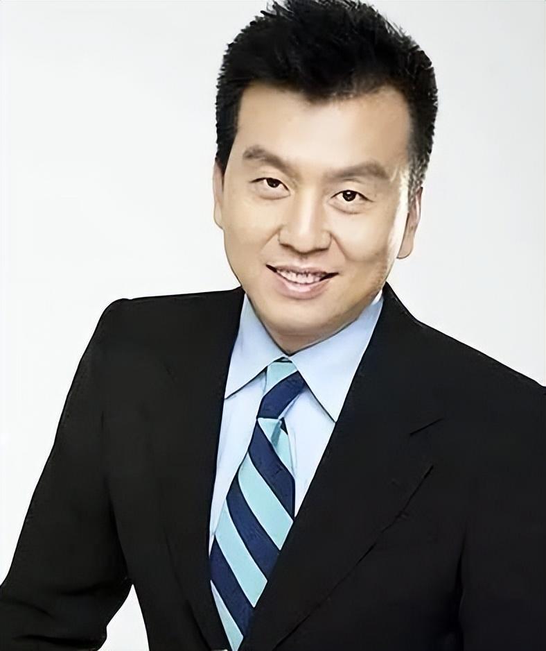 回顾张泽群母亲去世妻儿远在美国没有回来孤独一人含泪送别