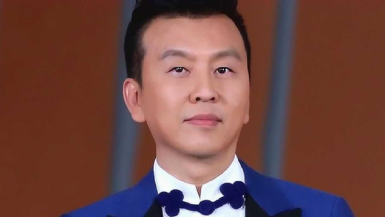 回顾张泽群母亲去世妻儿远在美国没有回来孤独一人含泪送别