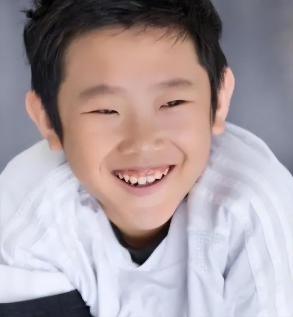 回顾侯祥9岁停止发育出道只能演小孩和妻子同框被嘲像母子