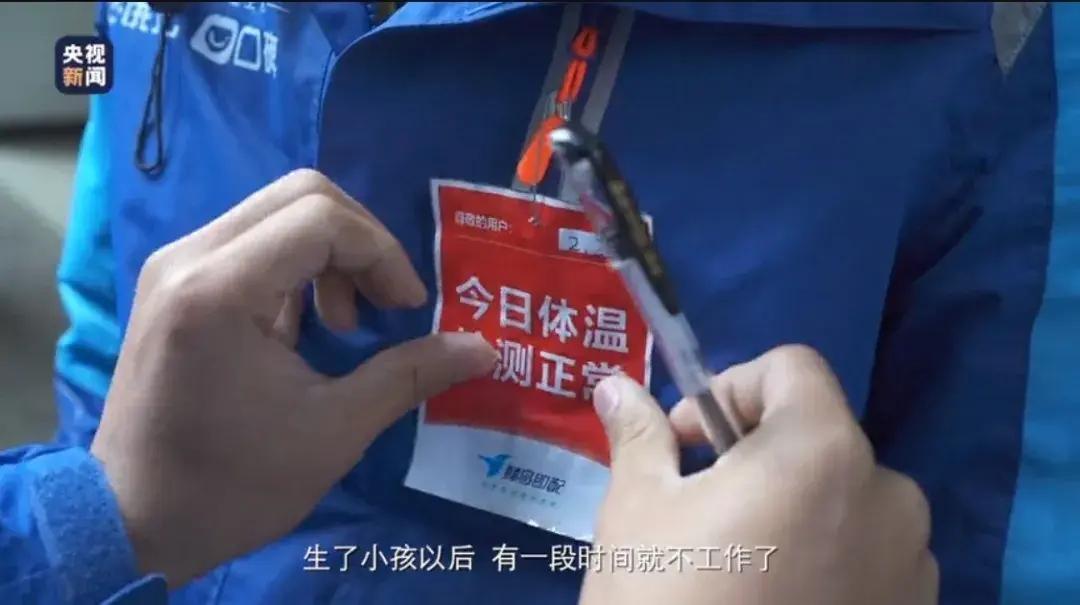 52岁的叶爱玲在广州担任外卖员,被誉为"女单王".