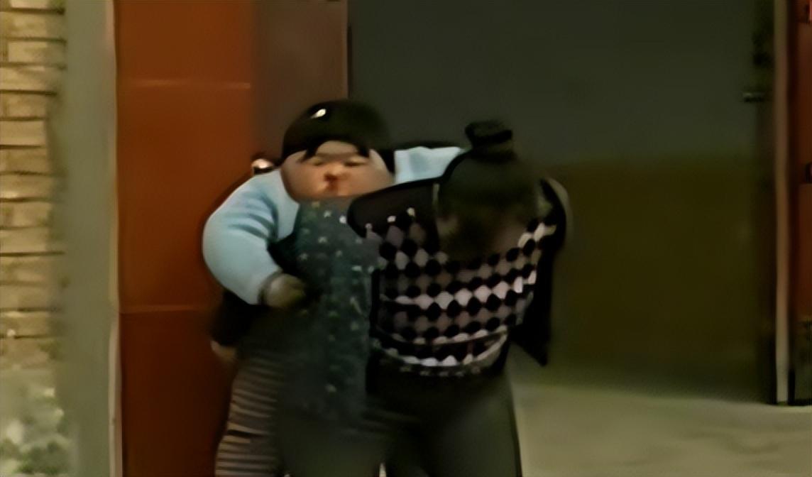 令人惊讶的是,胖丫两岁的时候,体重就已经达到了92斤,堪比一个比较